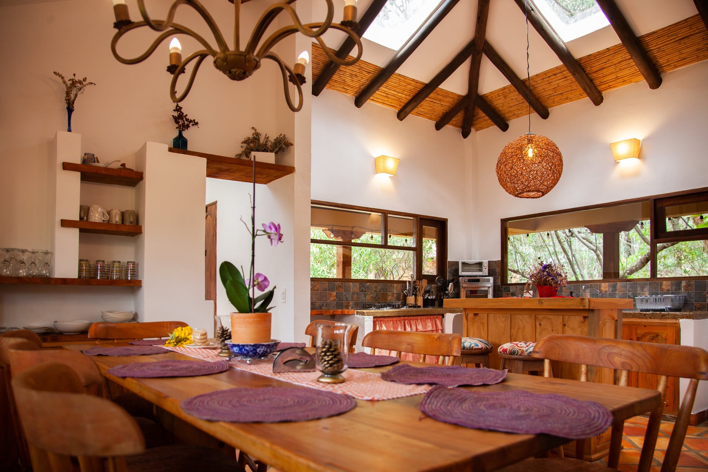Comedor de Clavellino House bajo cubierta de madera con claraboyas